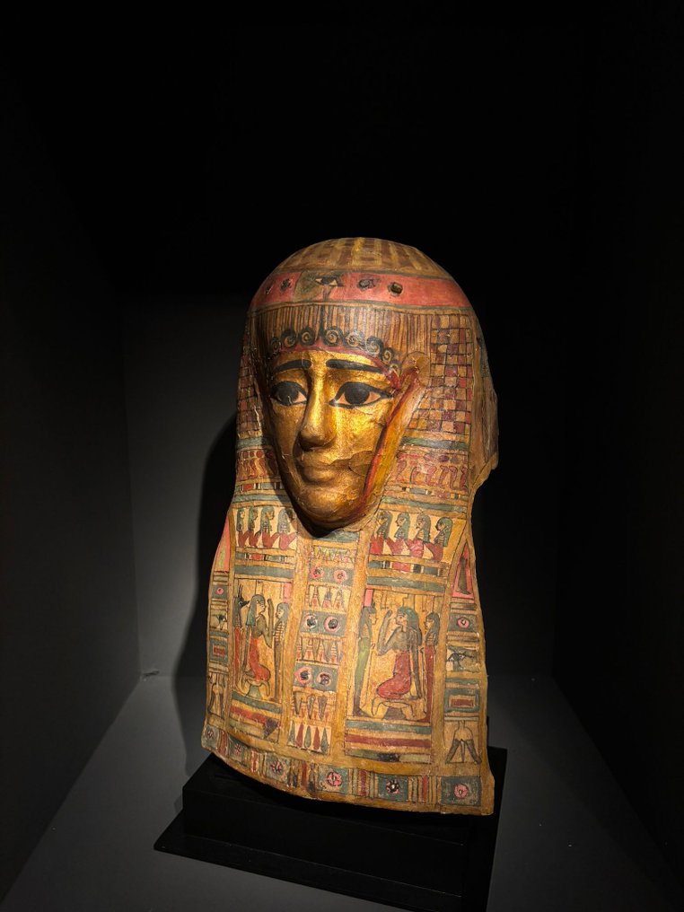 Altägyptisch Leinen, Stuck und Pigmente Begräbnisumhüllung einer Frau. Ptolemäische Zeit 332–30 v. Chr. Höhe 47 cm. #4.3