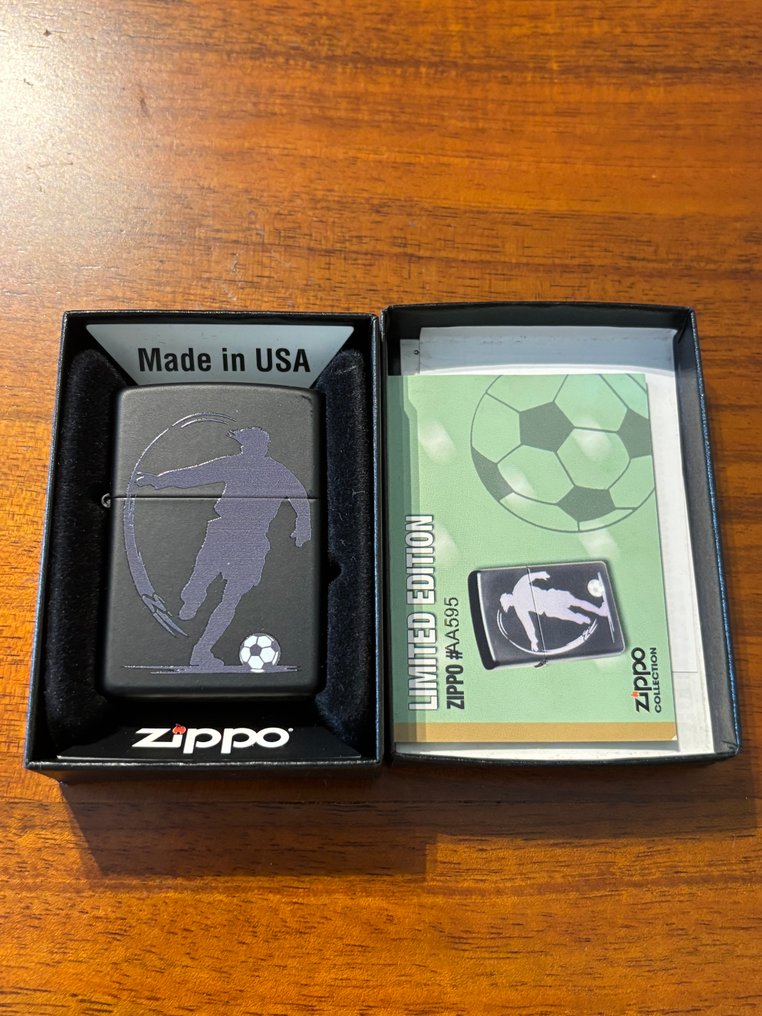 Zippo - 芝宝 - Rare Zippo Futbol 2011 in box with in Mint Condition - 没有保留价 - 口袋打火机 - 钢材(不锈钢) #1.0