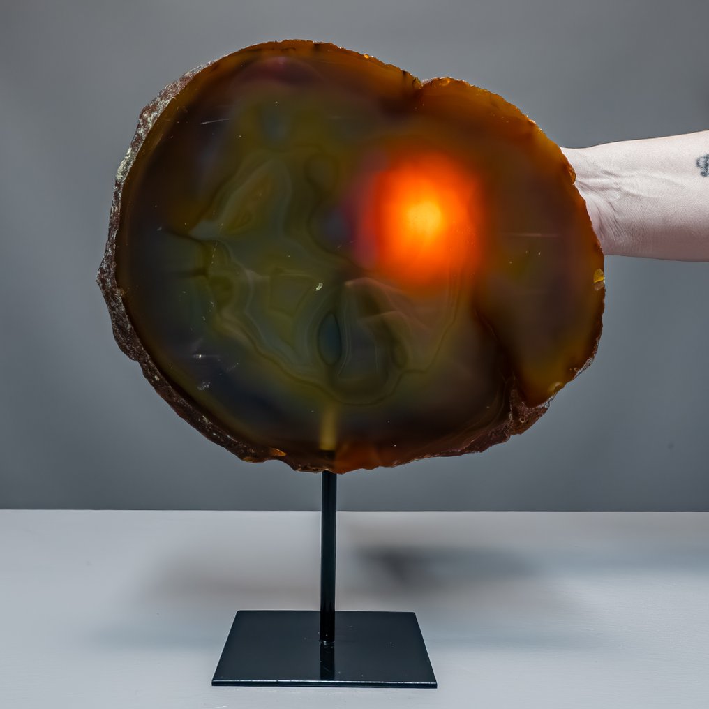 温和的土元素能量——带有温暖光辉的玛瑙盘支架，展现自然的优雅。 在巴西- 1886.31 g #2.1