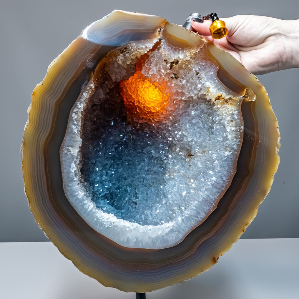 Achatdruse auf Ständer – 迷人的色彩变化和闪烁的深度，即使在光线下也是一件真正的艺术品 带底座- 8549.41 g #1.0