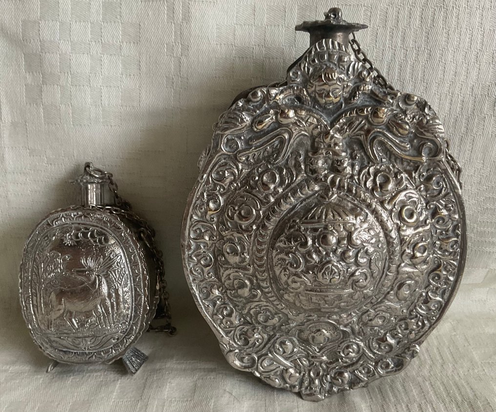 Sticlă (2) - Două sticle de pulbere balcanice-grecești, argintate (secolul al XIX-lea) - Placat cu argint, Alamă #1.0