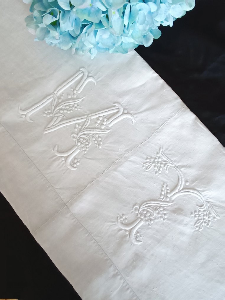 Lenzuolo matrimoniale con grande ricamo a mano puro lino - Monogramma MT alto 18 cm - Bed sheet  - 300 cm - 220 cm - Pure linen created on a loom. #3.2