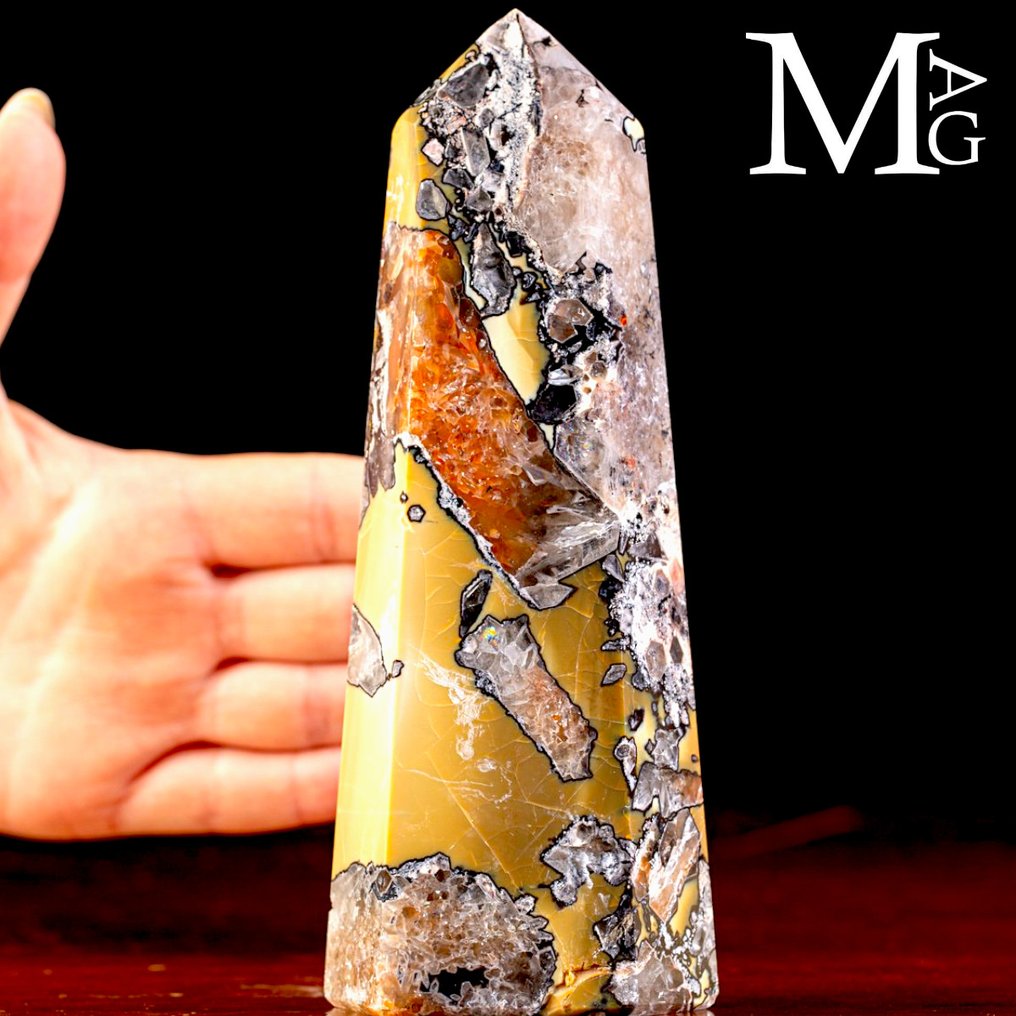Unique geological details - quartz obelisk with iron oxide inclusions - highly specific mineral. - Height: 173 mm - Width: 66 mm- 576 g #1.0