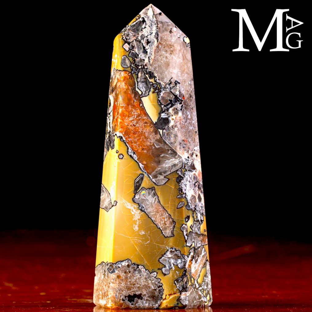 Unique geological details - quartz obelisk with iron oxide inclusions - highly specific mineral. - Height: 173 mm - Width: 66 mm- 576 g #2.1