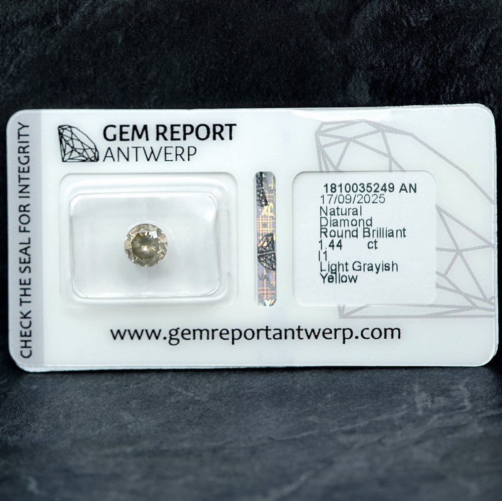 1 pcs 钻石 (天然色彩的) - 1.44 ct - 圆形 - Light 稍帶灰色的 黄色 - I1 内含一级 - 安特卫普宝石报告(GRA) #1.0