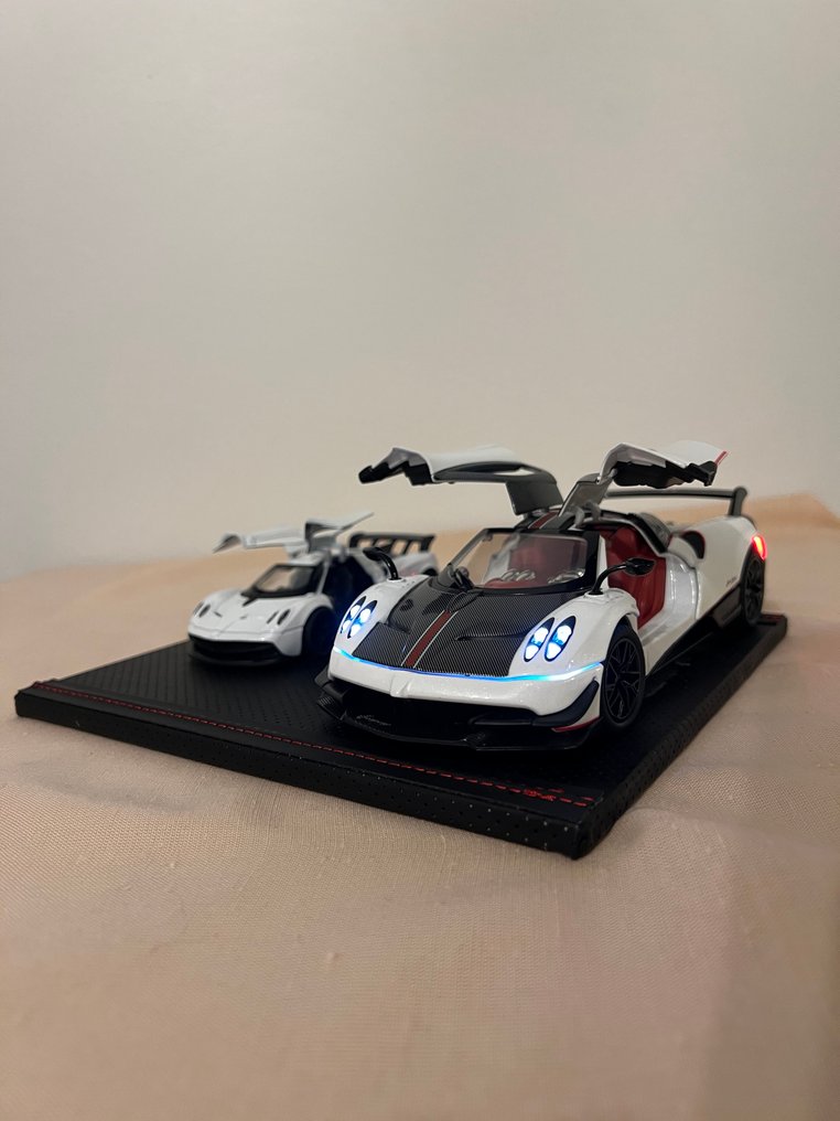 1:24 - Model car (2) - Pagani Huayra #1.0