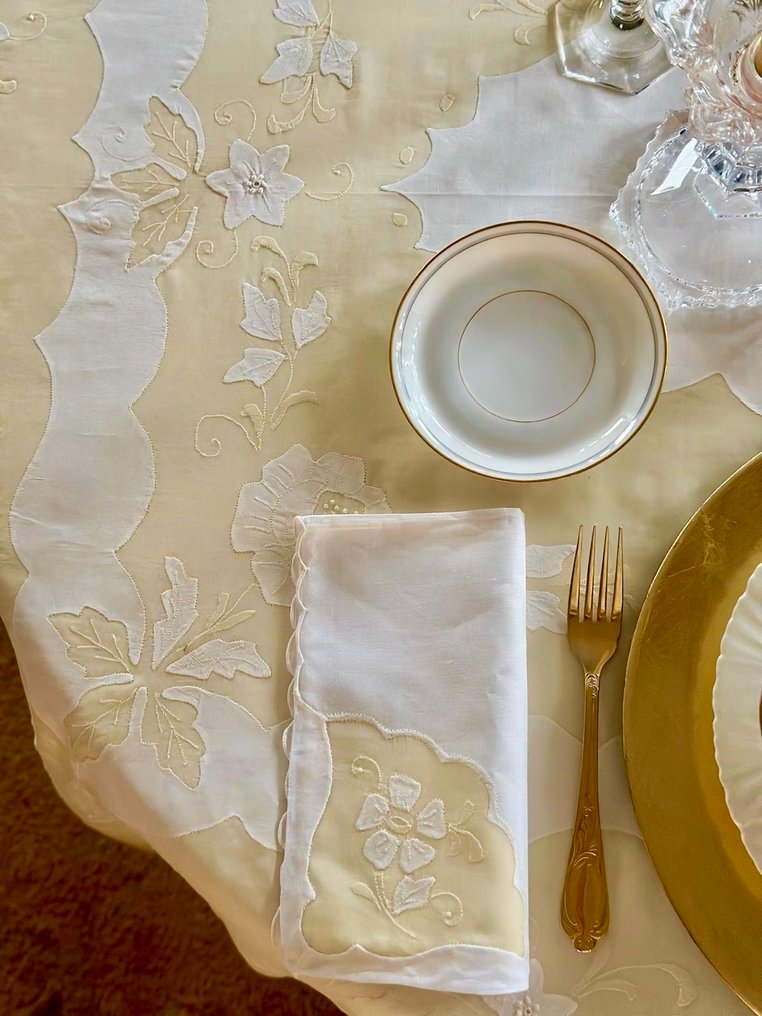 一块木制刺绣亚麻桌布和十二块亚麻刺绣餐巾——嫁妆中不可复制的物品。 - 桌布  - 270 cm - 180 cm #1.0