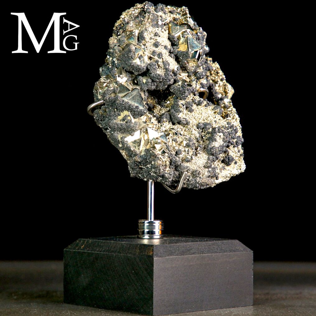 具有金字塔晶体的基质上强烈三维的黄铁矿标本——华安扎拉矿 - 高度: 200 mm - 宽度: 110 mm- 1507 g #2.1