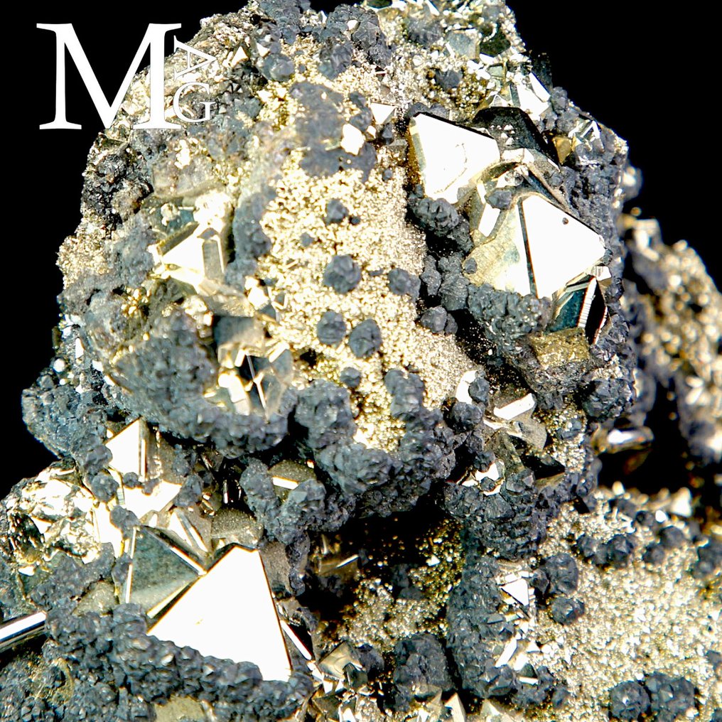 具有金字塔晶体的基质上强烈三维的黄铁矿标本——华安扎拉矿 - 高度: 200 mm - 宽度: 110 mm- 1507 g #1.0