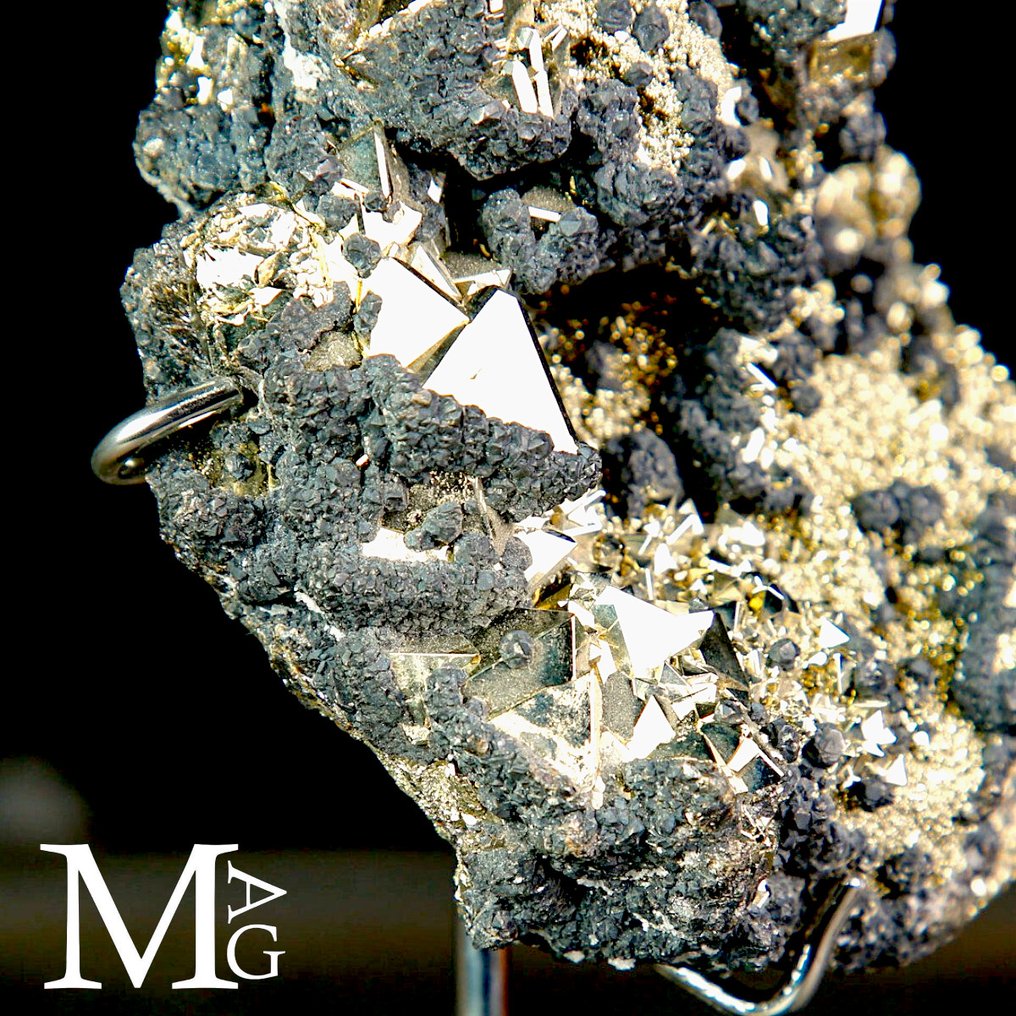 具有金字塔晶体的基质上强烈三维的黄铁矿标本——华安扎拉矿 - 高度: 200 mm - 宽度: 110 mm- 1507 g #3.2