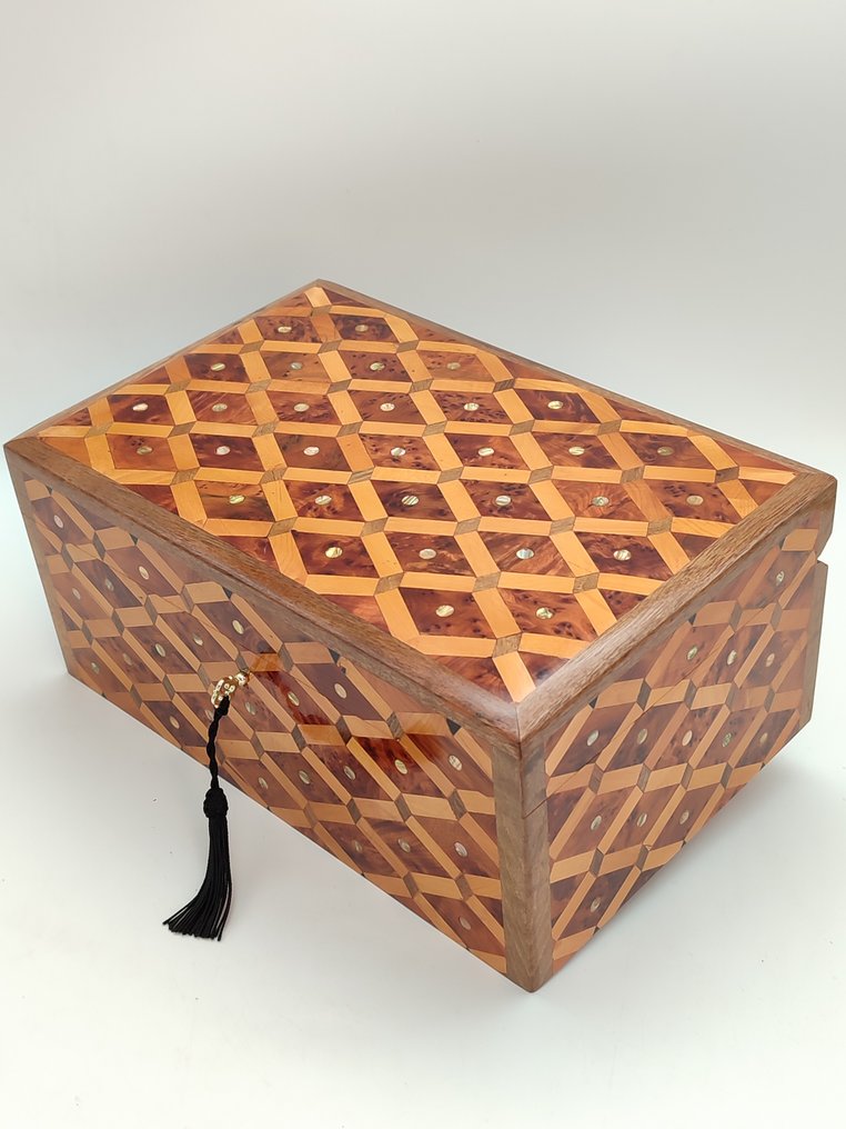 珠宝盒 - 桃花心木放大镜制成的首饰盒，完全镶嵌，镶嵌珍珠母。 #2.1