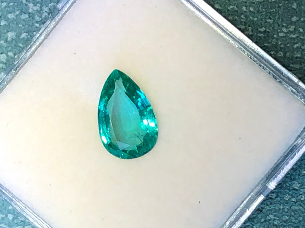 1 pcs Zöld Smaragd - 2.39 ct - Nemzetközi Gemmológiai Intézet (IGI) - Nincs tartalék #1.0