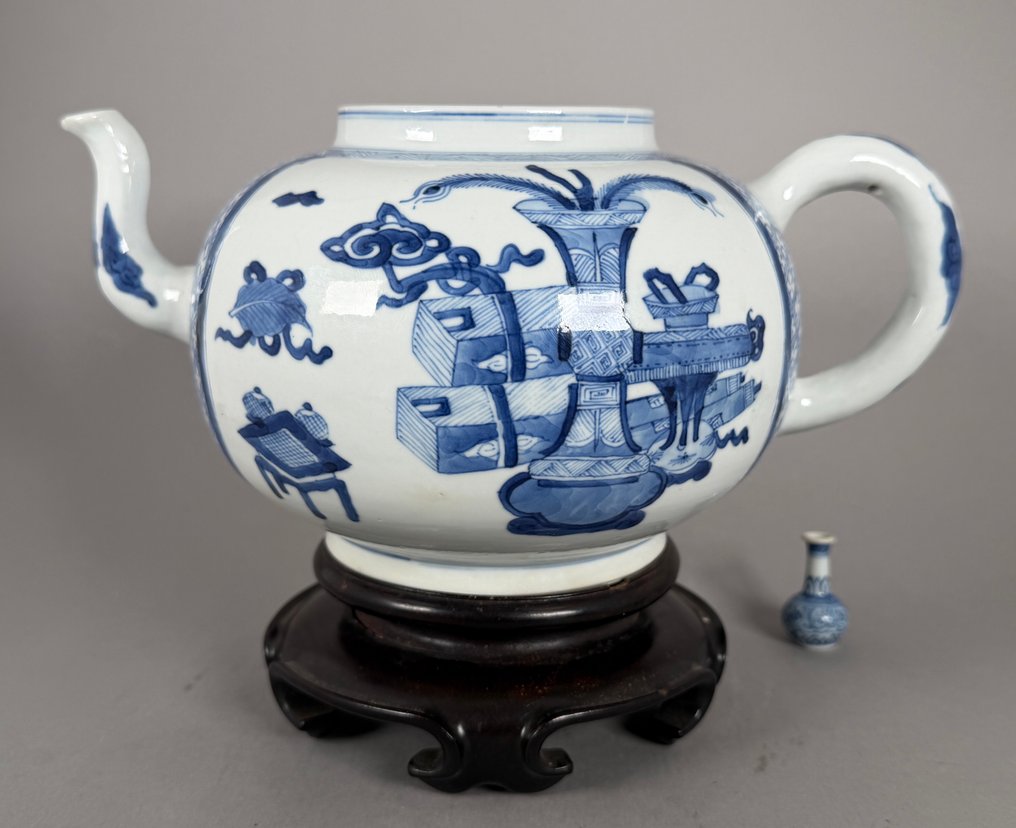 LARGEST TEAPOT 27,0 CM - Kangxi (1662-1722) - Τσαγιέρα - 100 πολύτιμα αντικείμενα, βάζα, θυμιατήρια, βιβλία, βουδδιστικά θησαυρά και τοπία με peonies - Πυκνά - Πορσελάνη - ΔΥΟ ΛΙΤΡΑ #1.0
