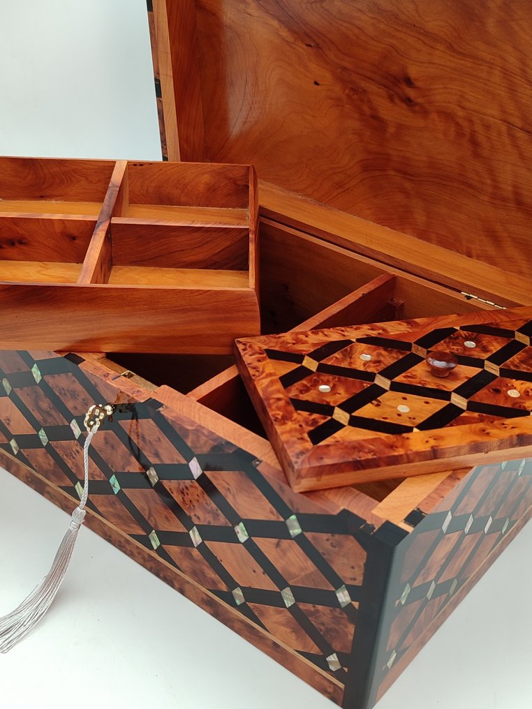  Bröllopskista - Majestätiskt och oöverträffat bröllopskit från Thuya helt inläggad med Nacre. - 1990-2000  #1.0