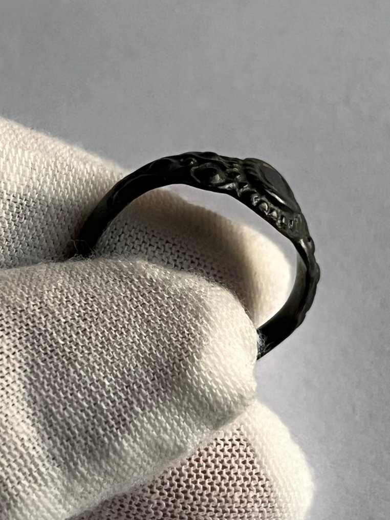 Islamisk Bronze Ring - Middelalderen 12. - 14. århundrede e.Kr.  (Ingen mindstepris) #1.0