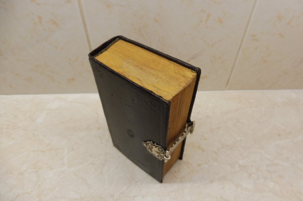 Bijbel met enkele zilveren sluiting - 833. zilver - Nederland - Deventer - 1773 #2.1