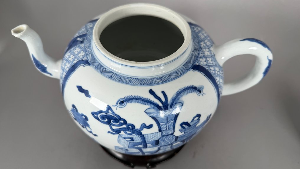 LARGEST TEAPOT 27,0 CM - Kangxi (1662-1722) - Τσαγιέρα - 100 πολύτιμα αντικείμενα, βάζα, θυμιατήρια, βιβλία, βουδδιστικά θησαυρά και τοπία με peonies - Πυκνά - Πορσελάνη - ΔΥΟ ΛΙΤΡΑ #4.3