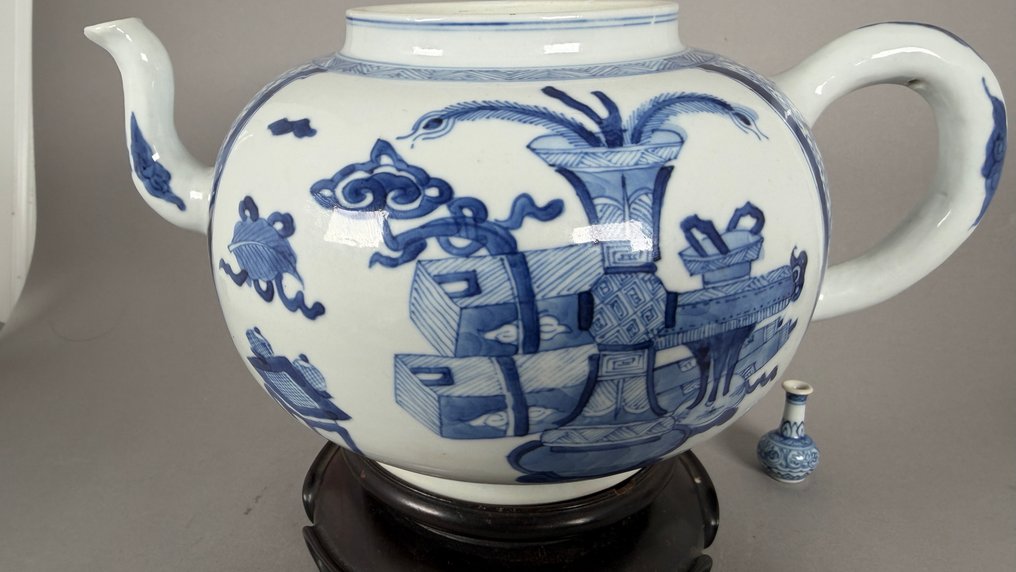 LARGEST TEAPOT 27,0 CM - Kangxi (1662-1722) - Τσαγιέρα - 100 πολύτιμα αντικείμενα, βάζα, θυμιατήρια, βιβλία, βουδδιστικά θησαυρά και τοπία με peonies - Πυκνά - Πορσελάνη - ΔΥΟ ΛΙΤΡΑ #3.2
