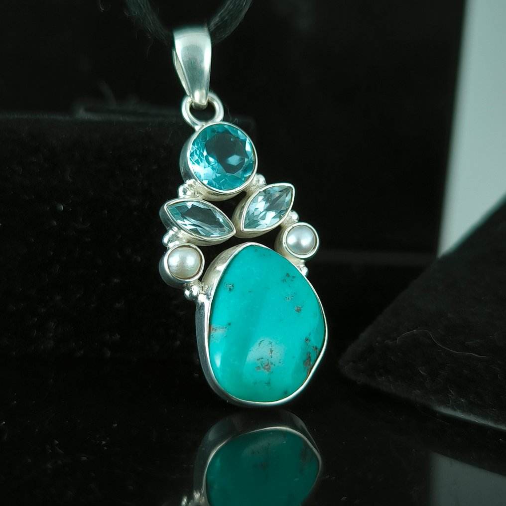 Turquoise Pendant - Height: 47 mm - Width: 20 mm- 6.68 g - (1) #3.2