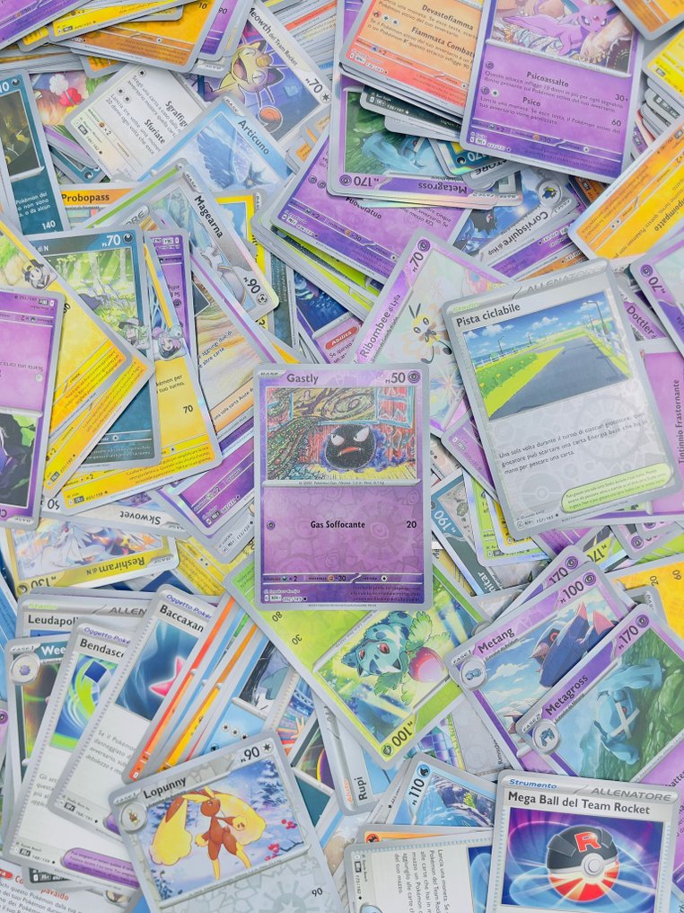 Pokémon - 2500 Mixed collection - Scarlet & Violet - Journey Together, Shrouded Fable, Temporal Forces, Paldea Evolved, Paldean Fates, Destined Rivals, Stellar Crown, Prismatic Evolutions, Scarlet & Violet 151, Obsidian Flames, Twilight Masquerade, Scarlet & Violet Base Set, Surging Sparks, Paradox Rift #1.0