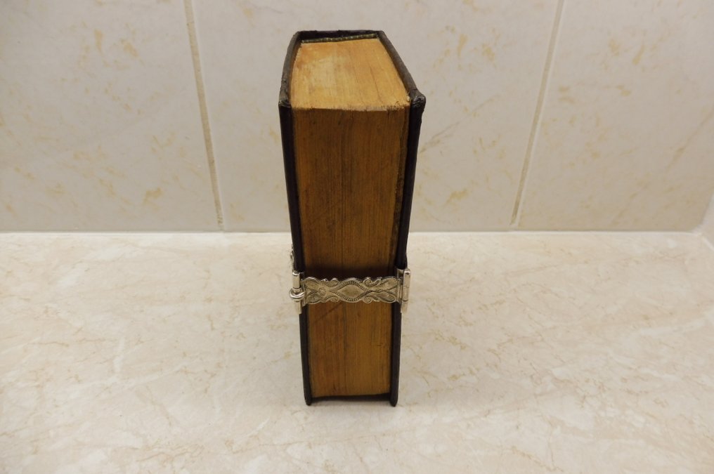 Bijbel met enkele zilveren sluiting - 833. zilver - Nederland - Deventer - 1773 #3.2