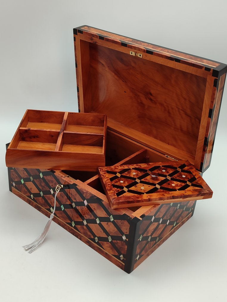  Bröllopskista - Majestätiskt och oöverträffat bröllopskit från Thuya helt inläggad med Nacre. - 1990-2000  #1.0