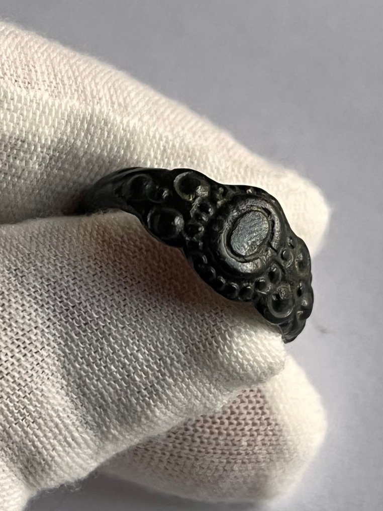 Islamisk Bronze Ring - Middelalderen 12. - 14. århundrede e.Kr.  (Ingen mindstepris) #1.0