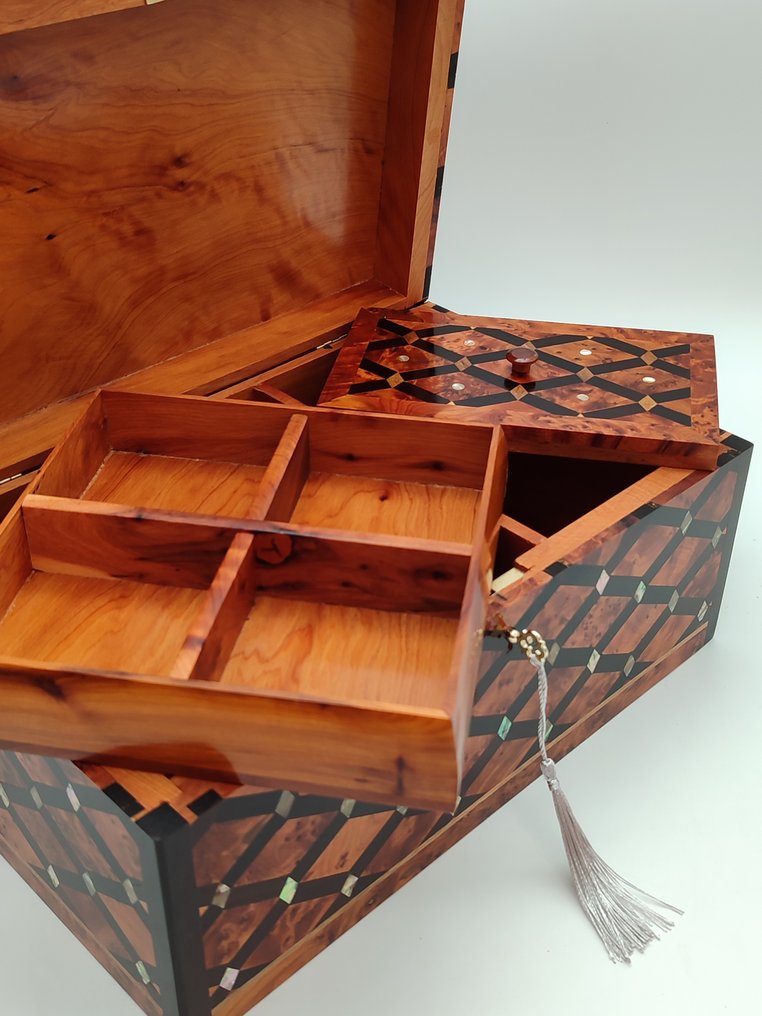  Bröllopskista - Majestätiskt och oöverträffat bröllopskit från Thuya helt inläggad med Nacre. - 1990-2000  #2.1