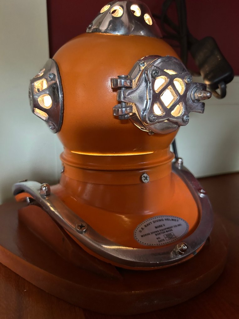 Casco da immersione - UNIQUE DIVING HELMET AND LAMP - Acciaio, Smalto, Ottone, Legno #1.0