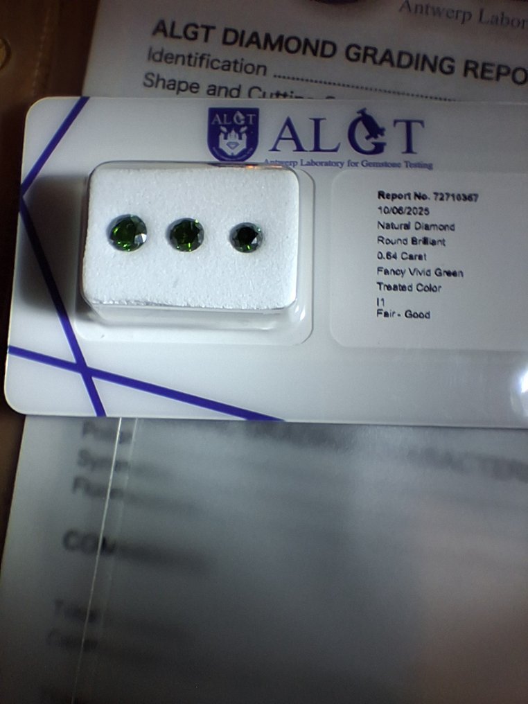 Ingen mindstepris - 3 pcs Diamant  (Farvebehandlet)  - 0.64 ct - Rund - Fancy vivid Grøn Grøn - I1 - Antwerp Laboratory for Gemstone Testing (ALGT) #1.0