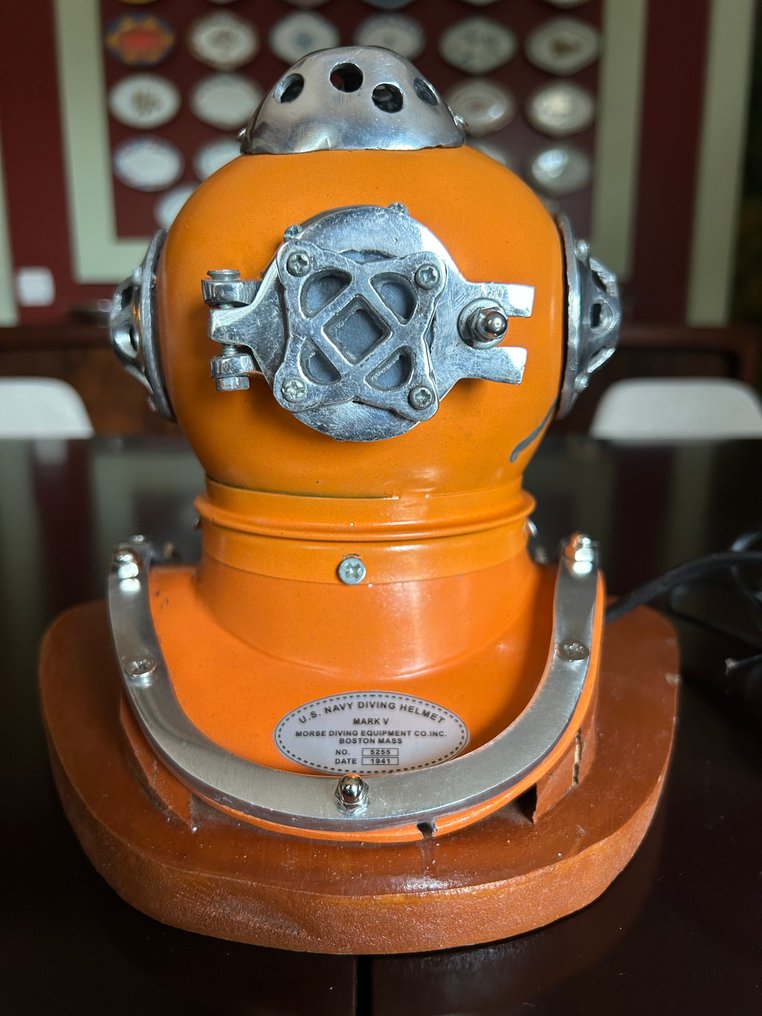 Casco da immersione - UNIQUE DIVING HELMET AND LAMP - Acciaio, Smalto, Ottone, Legno #1.0