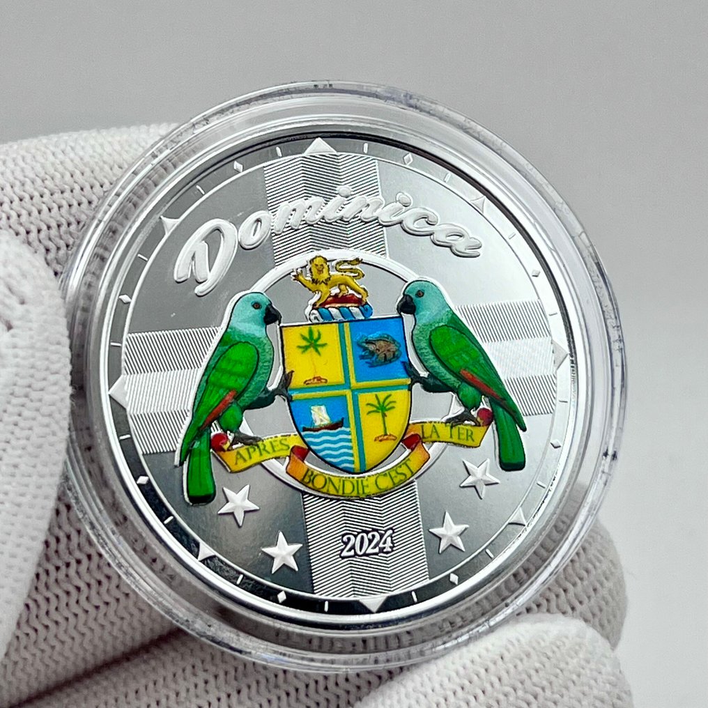 Kelet-karibi államok (Brit Tengerentúli Területek). 2 Dollars 2024 – Dominica – Coat of Arms – 1 oz Silver .999 – Proof – Colorized – Limited Edition #4.3
