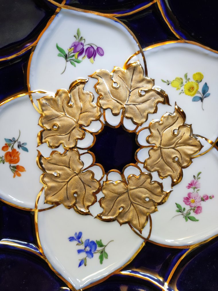 Meissen - Πιάτο - Prunkschale/Prunkteller Ø 28,2 cm Weinlaubrelief, Fond kobaltblau, Mattgold, Glanzgold, Sreublumen - Πορσελάνη #3.2