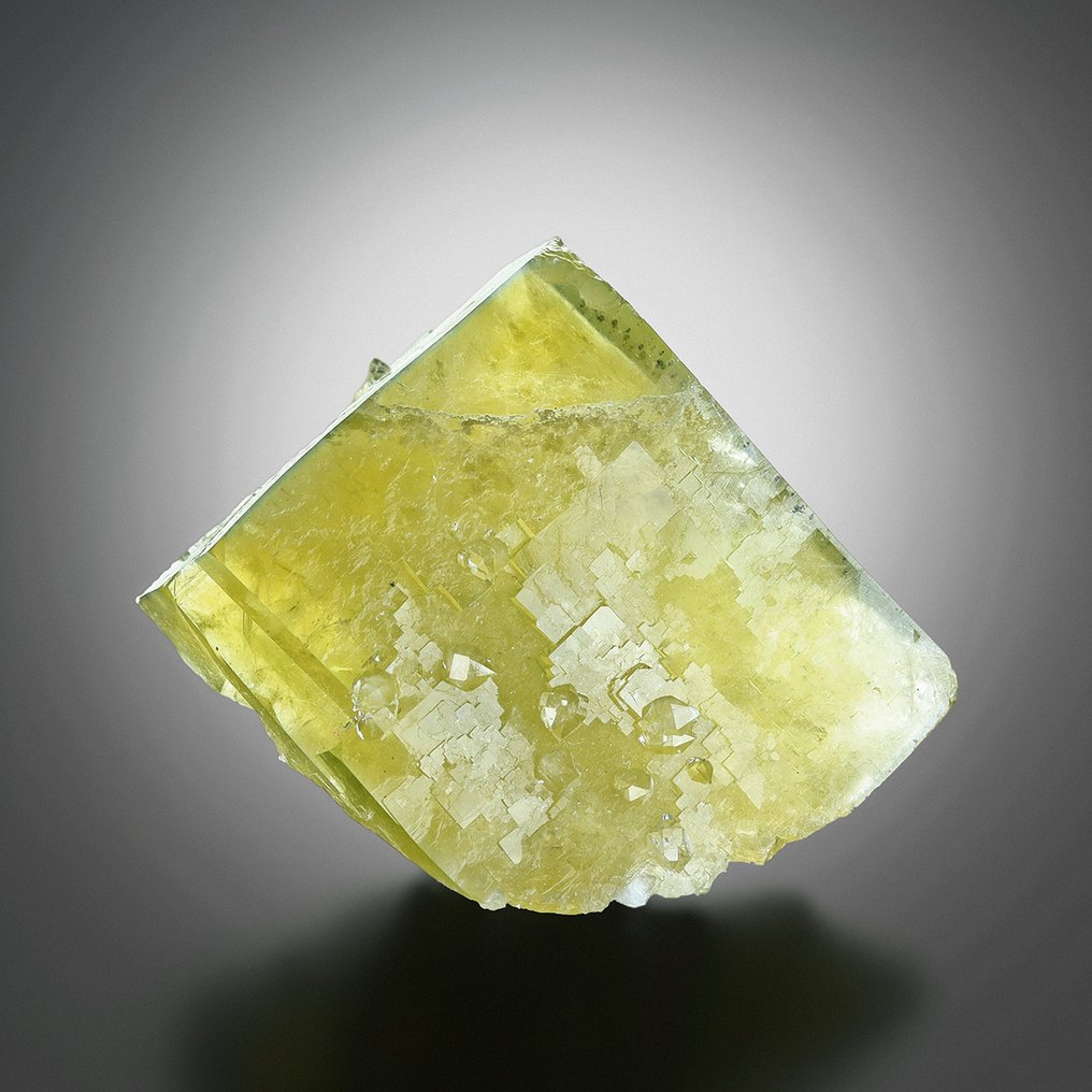 Fluorite gialla con zone blu ai bordi da Valzergues, Francia Esemplare - Altezza: 4.1 cm - Larghezza: 3.5 cm- 68 g #2.1