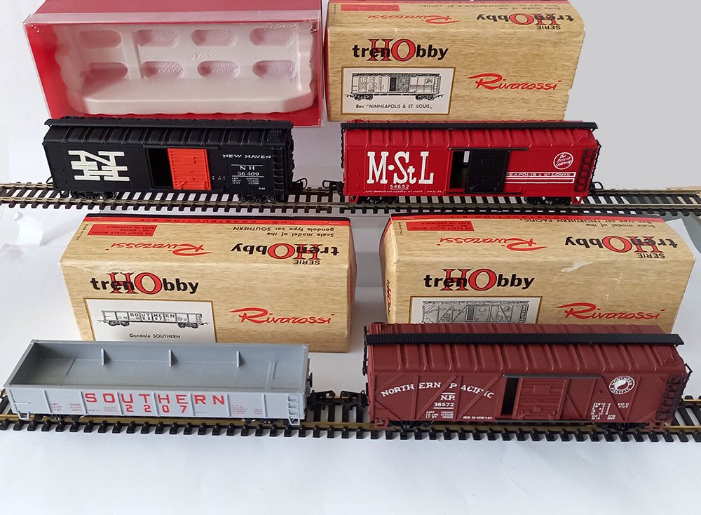Rivarossi H0 - 12302 / 12211 / 12245 / 2238 - Model train freight carriage (4) - Set of four Rivarossi trenHObby goods wagons in H0 with boxes; numbers on box labels. - Northern Pacific, New Haven, M&L, Southern Pacific #1.0