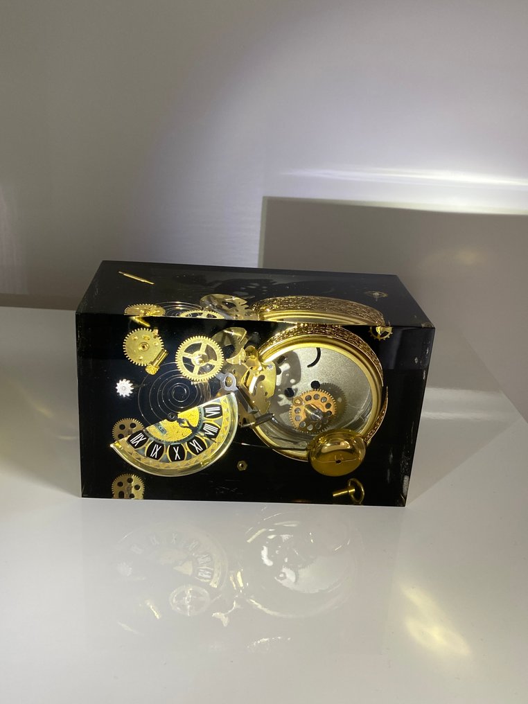 Clock sculpture - lucite - 1970-1980 #1.0