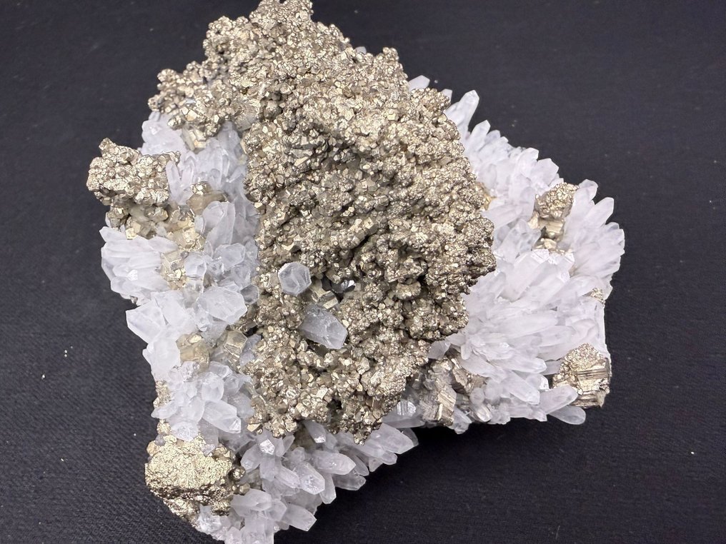 Amazing Pyrite crystals on Quartz matrix Specimen - Height: 13 cm - Width: 9 cm- 1039 g #4.3