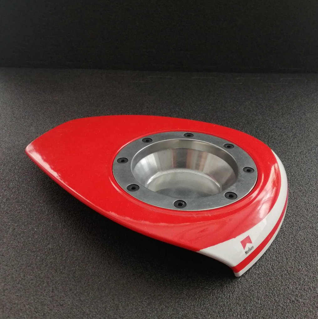 Philip Morris International • Marlboro • RARE - Asbak - Plastic, Aluminium, Koolstofvezel #1.0