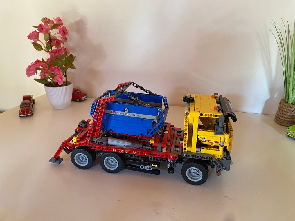 Lego Set - 42024 - Technic - Container-Truck #1.0