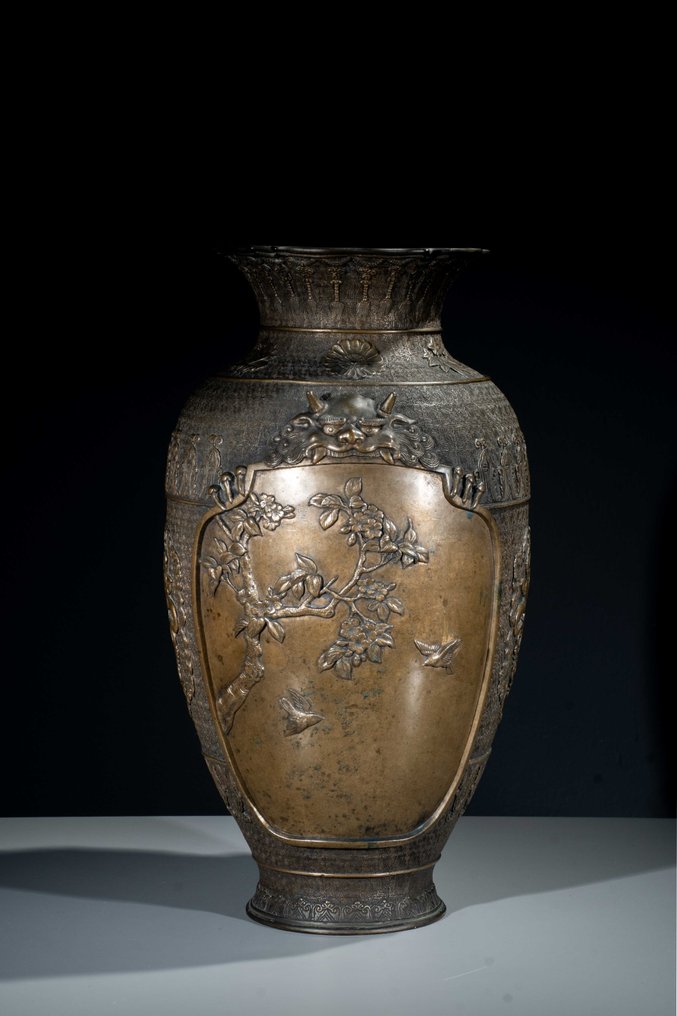 花瓶 - 黄铜色, 一件大型日本雕花铜瓶，饰有浮雕图案和鬼面具（鬼） - Signed 'Seiunsai juzō' 晴雲斎鋳造 with kaō 花押 - 日本 - 明治时期（19世纪后期） #2.1
