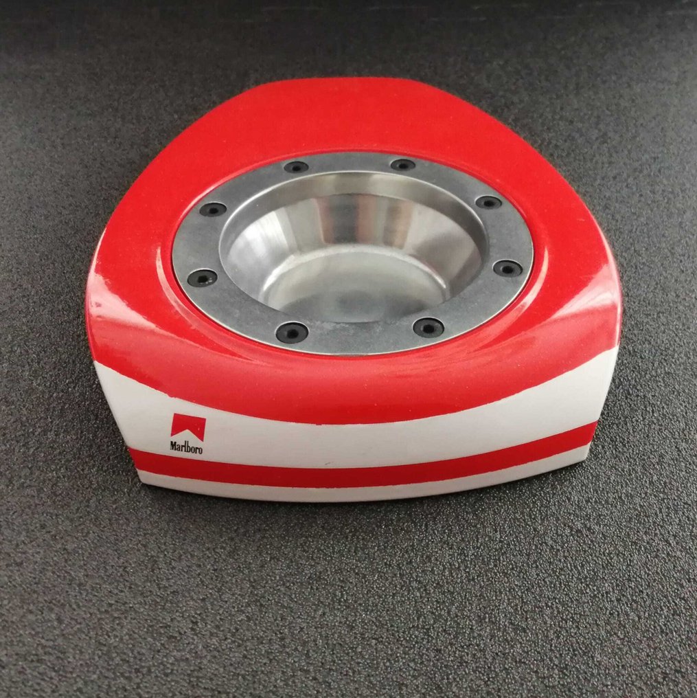 Philip Morris International • Marlboro • RARE - Asbak - Plastic, Aluminium, Koolstofvezel #1.0