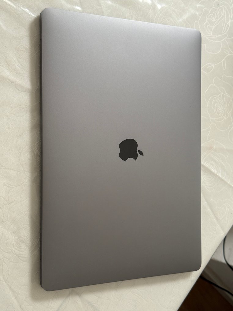 Apple, MacBook Pro 16", Core(TM) i7 9th Gen, 16 GB RAM, 500 GB NVMe, AMD Radeon Pro 5500M 4 GB - Computador #1.0