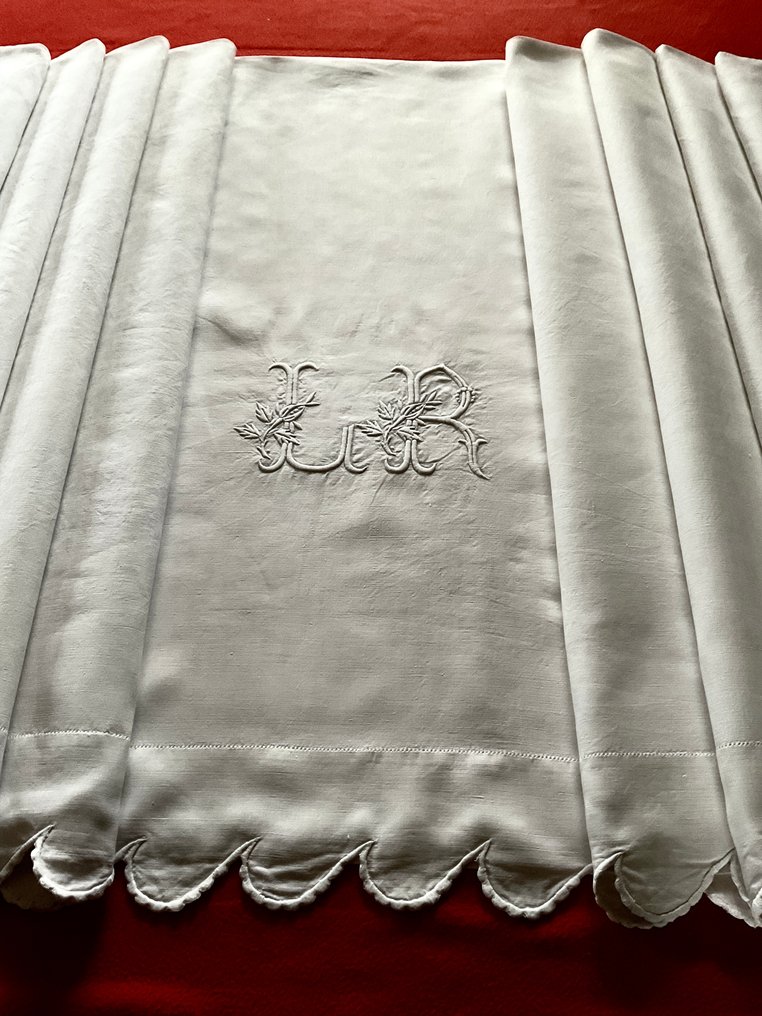 二十世纪早期的床品，带有L.R.字母缩写和扇形边缘。 - 紡織品  - 3.2 m - 2.3 m #1.0