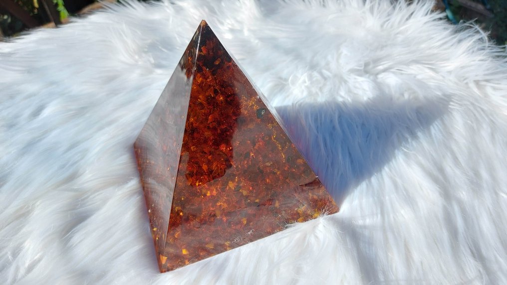 Baltic Amber PYRAMID Erittäin suuri Baltian meripihkakolmio - Korkeus: 13 cm - Leveys: 13.5 cm- 981 g - (1) #2.1
