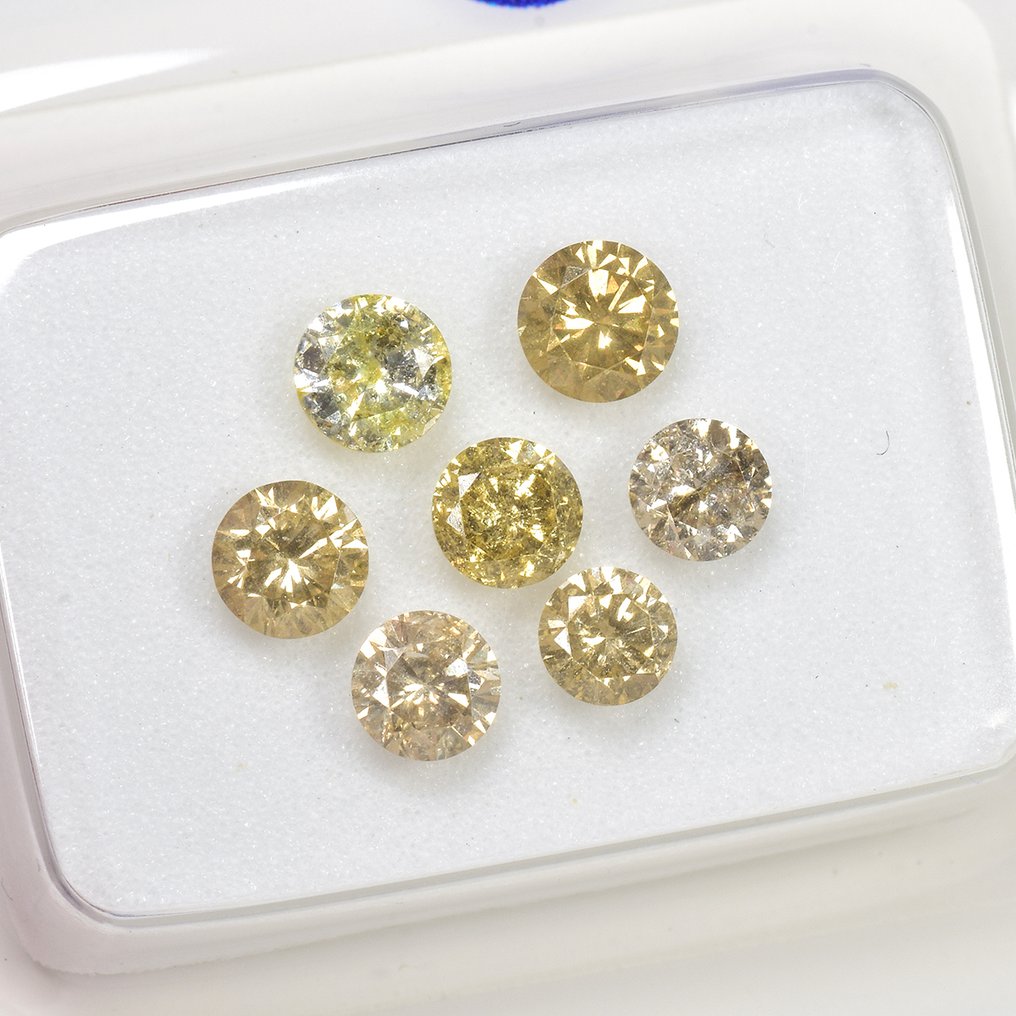 Zonder minimumprijs - 7 pcs Diamant (Natuurlijk gekleurd) - 1.04 ct - Rond - Light, Fancy, Fancy light Geelachtig Bruin, Geel - P2, P1 - Antwerp Laboratory for Gemstone Testing (ALGT) #1.0