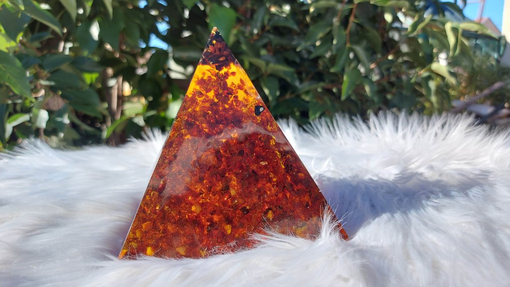 Baltic Amber PYRAMID Erittäin suuri Baltian meripihkakolmio - Korkeus: 13 cm - Leveys: 13.5 cm- 981 g - (1) #4.3
