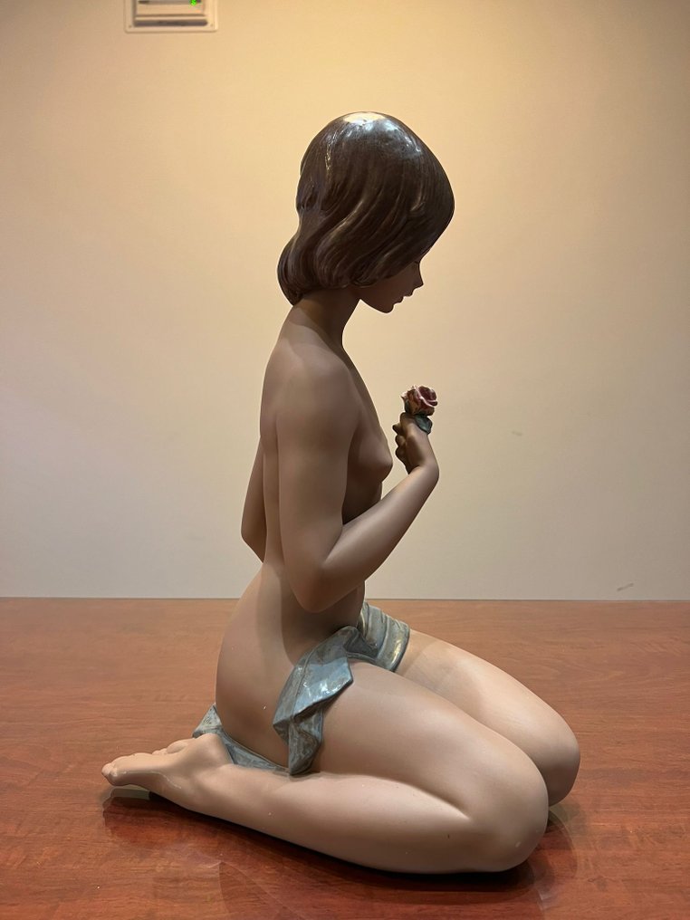 Lladró - José Puche - Φιγούρα - Ragazza con rosa - Χειροποίητα ζωγραφισμένη σατιναρισμένη πορσελάνη. #3.2