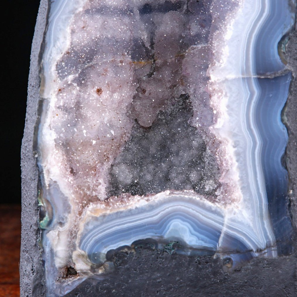 天然矿物大教堂 - 灰紫水晶在玛瑙晶簇中的结晶 - 高度: 322 mm - 宽度: 152 mm- 6749 g #2.1