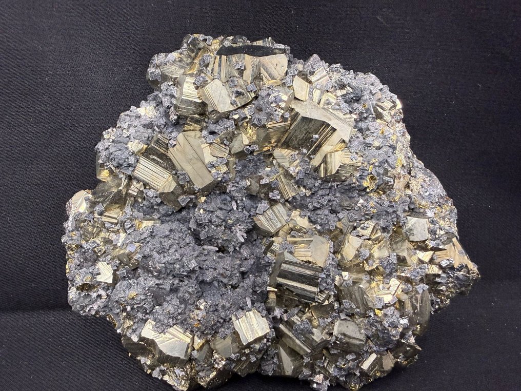 Εντυπωσιακοί κρύσταλλοι πυρίτη που αλληλεπιδρούν με σφαλερίτη. Δείγμα - Ύψος: 12 cm - Πλάτος: 10.5 cm- 915 g #3.2