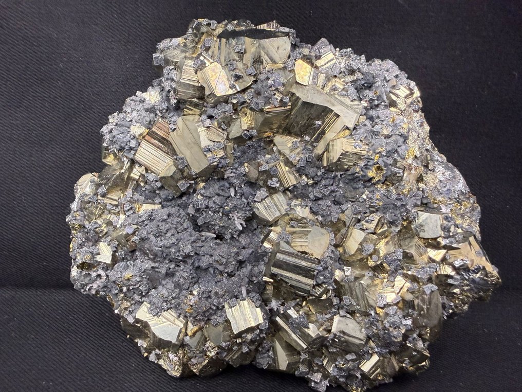 Εντυπωσιακοί κρύσταλλοι πυρίτη που αλληλεπιδρούν με σφαλερίτη. Δείγμα - Ύψος: 12 cm - Πλάτος: 10.5 cm- 915 g #1.0